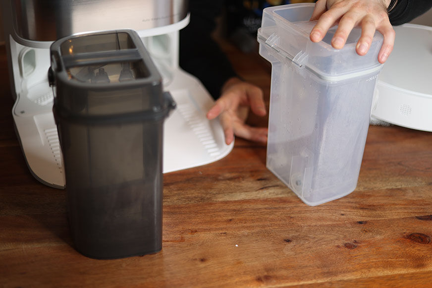 The clean water tank and the dirty water tank of the Dreame L10s Ultra are next to each other.